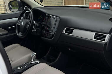 Внедорожник / Кроссовер Mitsubishi Outlander 2015 в 