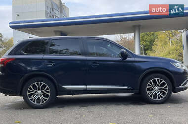 Внедорожник / Кроссовер Mitsubishi Outlander 2017 в 