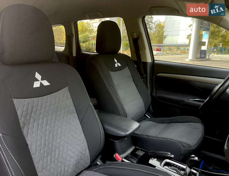 Внедорожник / Кроссовер Mitsubishi Outlander 2017 в Николаеве фото 12 Внедорожник / Кроссовер Mitsubishi Outlander 2017 в Николаеве