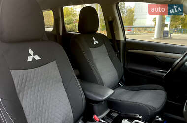 Внедорожник / Кроссовер Mitsubishi Outlander 2017 в 