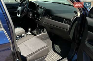 Позашляховик / Кросовер Mitsubishi Outlander 2020 в 