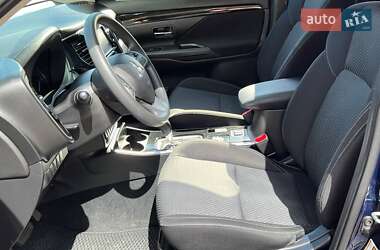 Позашляховик / Кросовер Mitsubishi Outlander 2020 в 