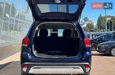 Позашляховик / Кросовер Mitsubishi Outlander 2020 в 