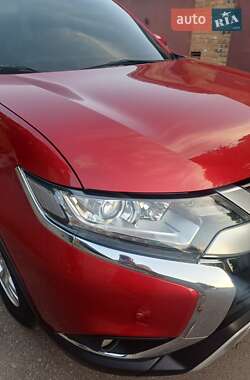 Внедорожник / Кроссовер Mitsubishi Outlander 2019 в 