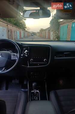 Внедорожник / Кроссовер Mitsubishi Outlander 2019 в 