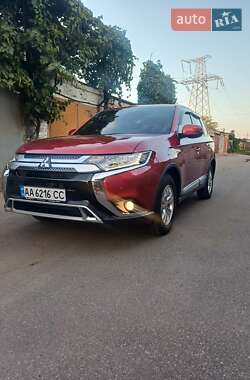 Внедорожник / Кроссовер Mitsubishi Outlander 2019 в 