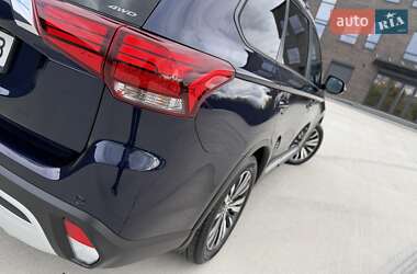 Внедорожник / Кроссовер Mitsubishi Outlander 2021 в 