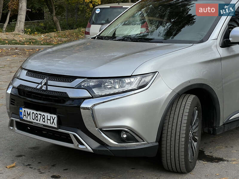 Позашляховик / Кросовер Mitsubishi Outlander 2018 в Житомирі