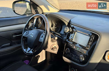 Позашляховик / Кросовер Mitsubishi Outlander 2017 в  фото 4 Позашляховик / Кросовер Mitsubishi Outlander 2017 в