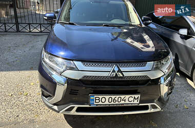 Позашляховик / Кросовер Mitsubishi Outlander 2020 в 