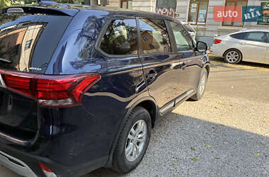 Позашляховик / Кросовер Mitsubishi Outlander 2020 в 