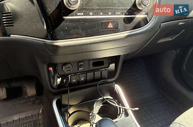 Позашляховик / Кросовер Mitsubishi Outlander 2020 в 