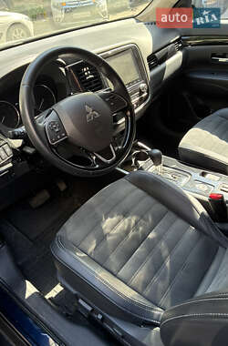 Позашляховик / Кросовер Mitsubishi Outlander 2020 в 