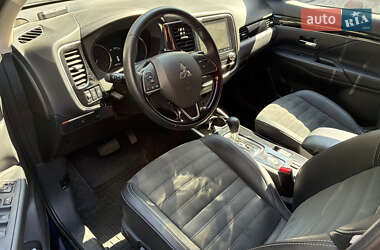 Позашляховик / Кросовер Mitsubishi Outlander 2020 в 