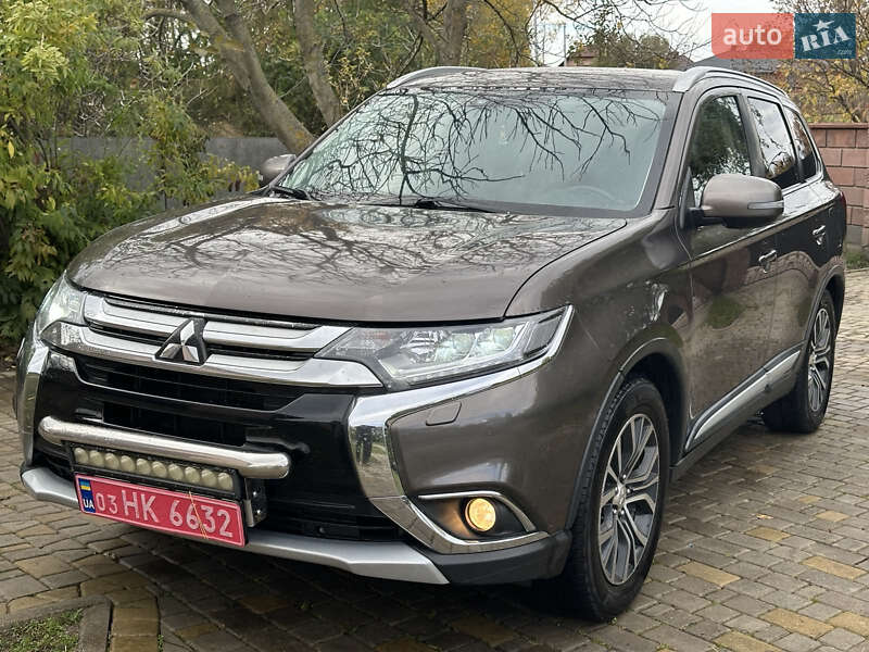 Позашляховик / Кросовер Mitsubishi Outlander 2016 в Радивиліві