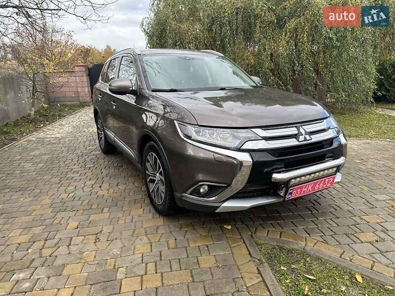 Позашляховик / Кросовер Mitsubishi Outlander 2016 в Радивиліві