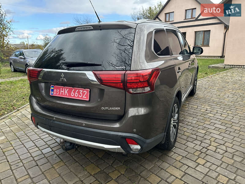 Позашляховик / Кросовер Mitsubishi Outlander 2016 в Радивиліві