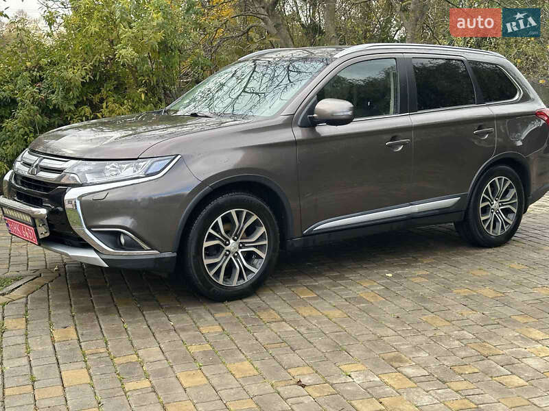 Позашляховик / Кросовер Mitsubishi Outlander 2016 в Радивиліві