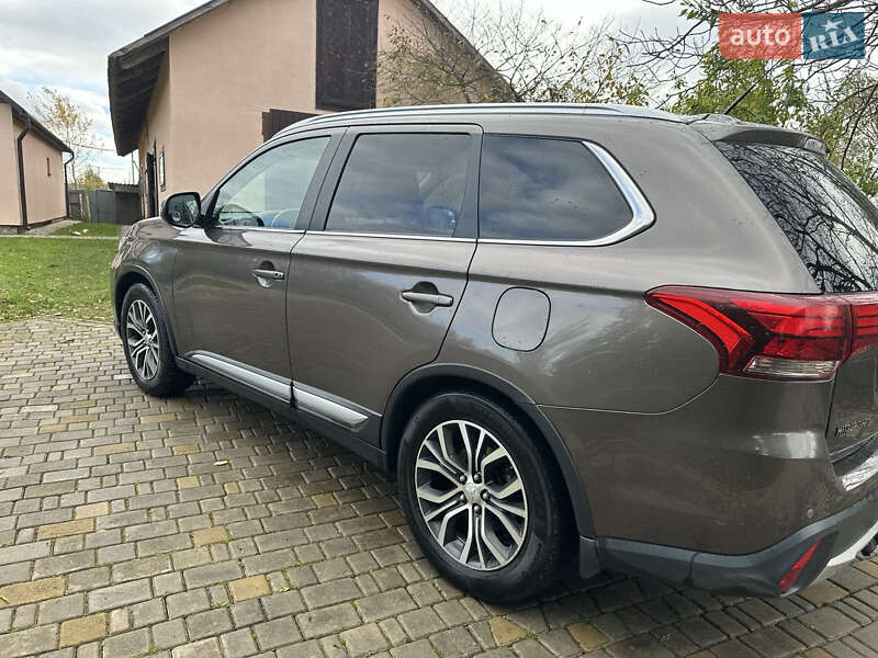 Позашляховик / Кросовер Mitsubishi Outlander 2016 в Радивиліві