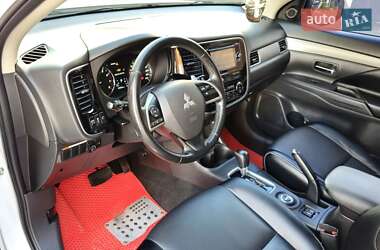Позашляховик / Кросовер Mitsubishi Outlander 2013 в  фото 43 Позашляховик / Кросовер Mitsubishi Outlander 2013 в