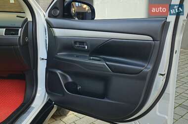 Позашляховик / Кросовер Mitsubishi Outlander 2013 в  фото 67 Позашляховик / Кросовер Mitsubishi Outlander 2013 в