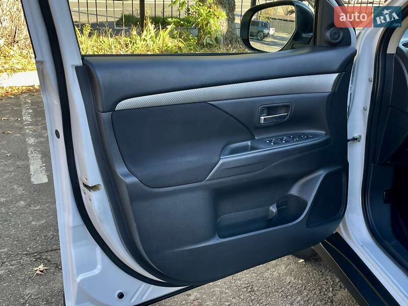 Внедорожник / Кроссовер Mitsubishi Outlander 2015 в Киеве фото 16 Внедорожник / Кроссовер Mitsubishi Outlander 2015 в Киеве