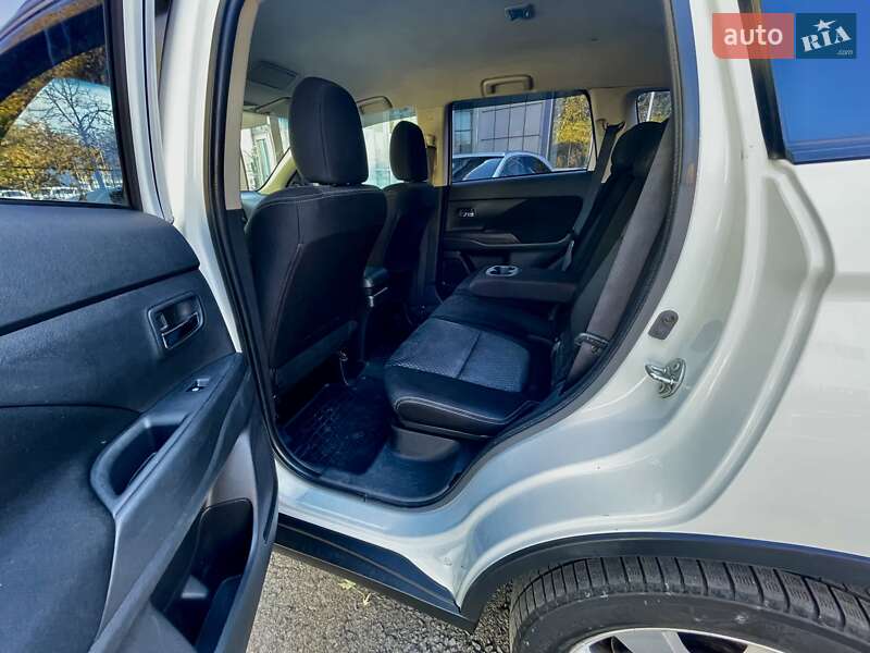 Внедорожник / Кроссовер Mitsubishi Outlander 2015 в Киеве фото 32 Внедорожник / Кроссовер Mitsubishi Outlander 2015 в Киеве