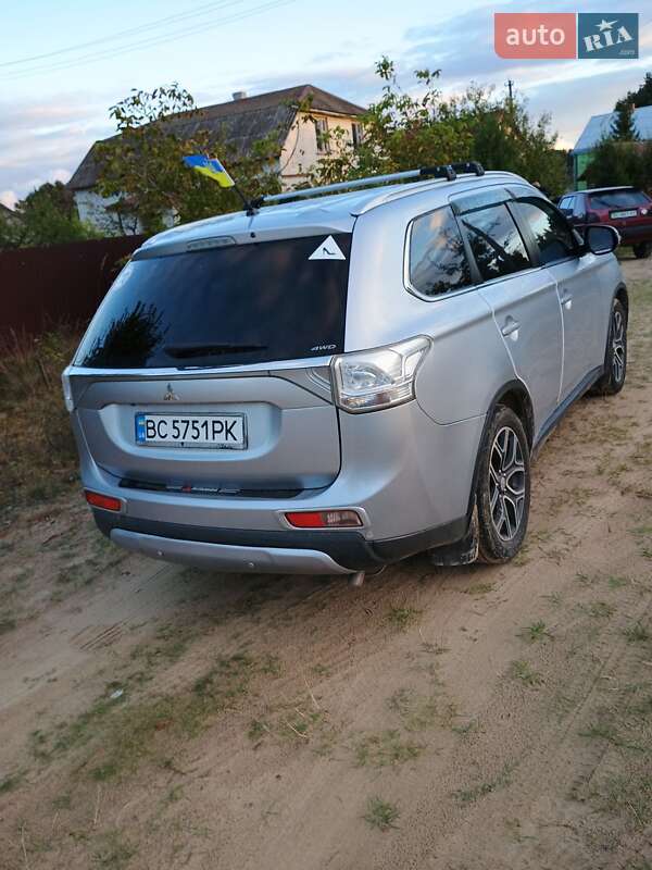 Позашляховик / Кросовер Mitsubishi Outlander 2014 в Новояворівську