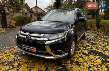 Позашляховик / Кросовер Mitsubishi Outlander 2016 в Києві
