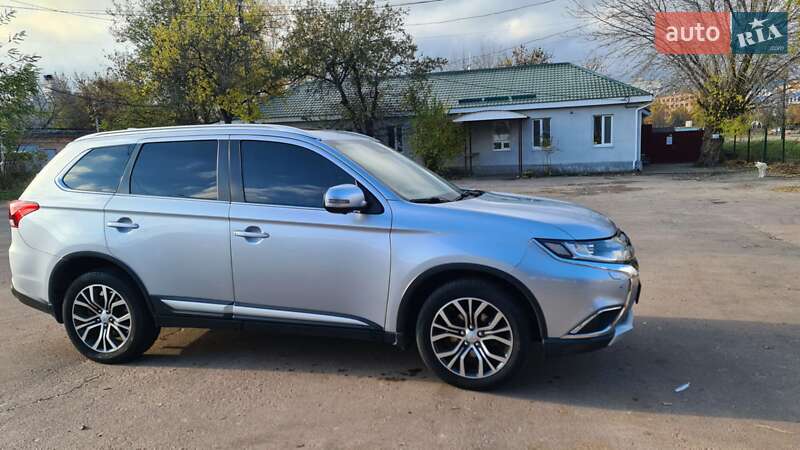 Внедорожник / Кроссовер Mitsubishi Outlander 2016 в Шостке