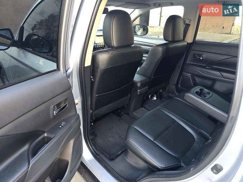 Внедорожник / Кроссовер Mitsubishi Outlander 2015 в Харькове фото 17 Внедорожник / Кроссовер Mitsubishi Outlander 2015 в Харькове