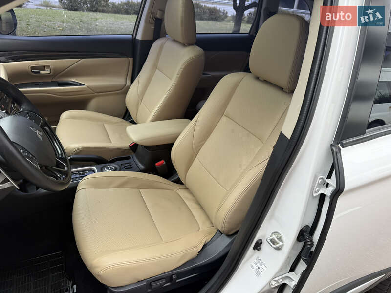 Внедорожник / Кроссовер Mitsubishi Outlander 2015 в Киеве