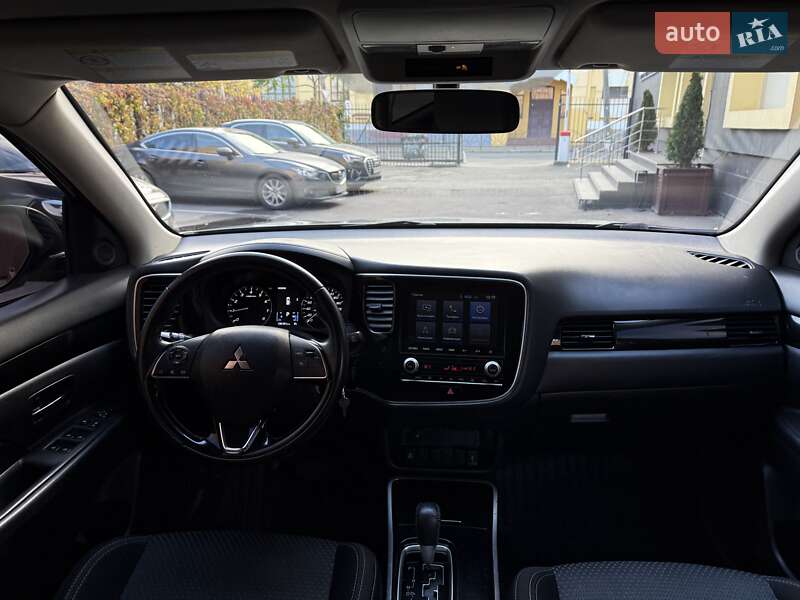 Внедорожник / Кроссовер Mitsubishi Outlander 2020 в Киеве