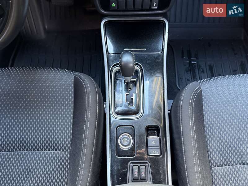 Внедорожник / Кроссовер Mitsubishi Outlander 2020 в Киеве