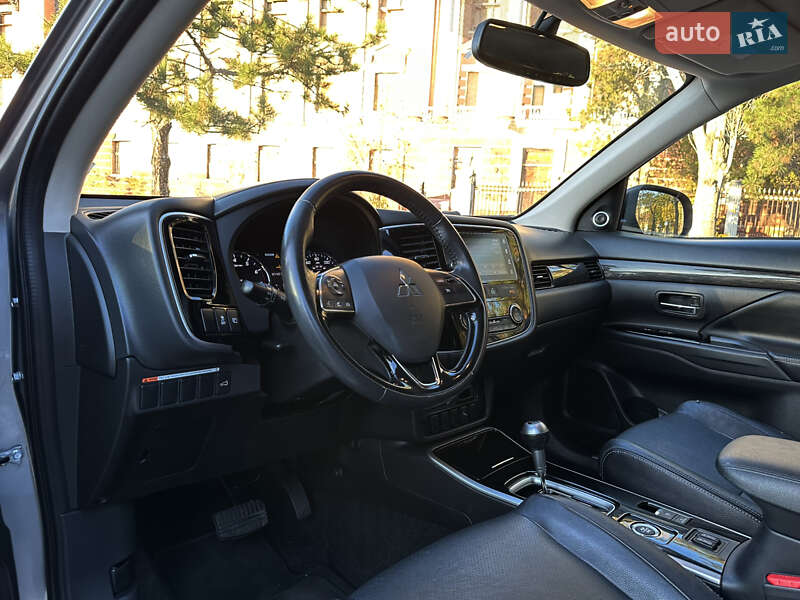 Внедорожник / Кроссовер Mitsubishi Outlander 2017 в Николаеве