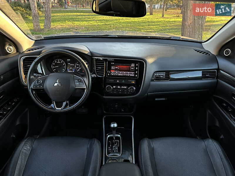 Внедорожник / Кроссовер Mitsubishi Outlander 2017 в Николаеве