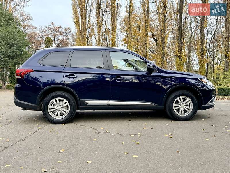 Внедорожник / Кроссовер Mitsubishi Outlander 2016 в Киеве