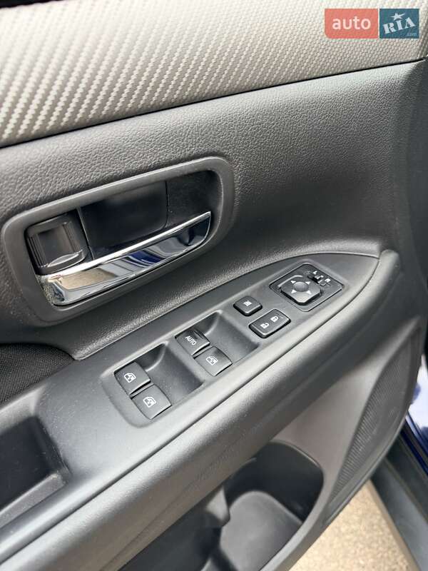 Внедорожник / Кроссовер Mitsubishi Outlander 2016 в Киеве