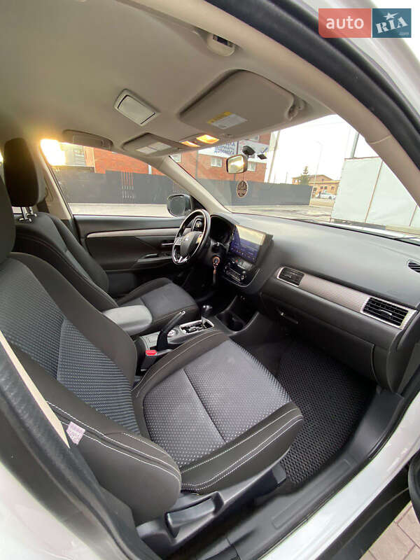 Внедорожник / Кроссовер Mitsubishi Outlander 2016 в Тернополе