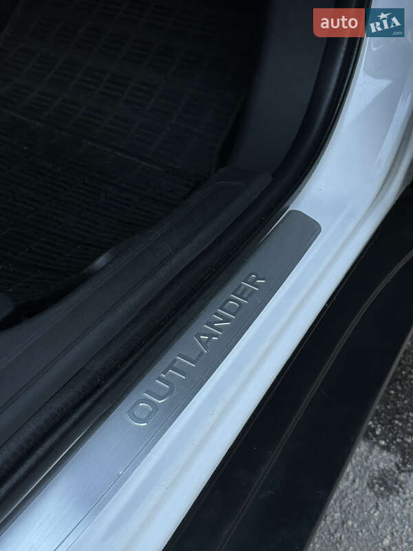 Внедорожник / Кроссовер Mitsubishi Outlander 2012 в Александрие