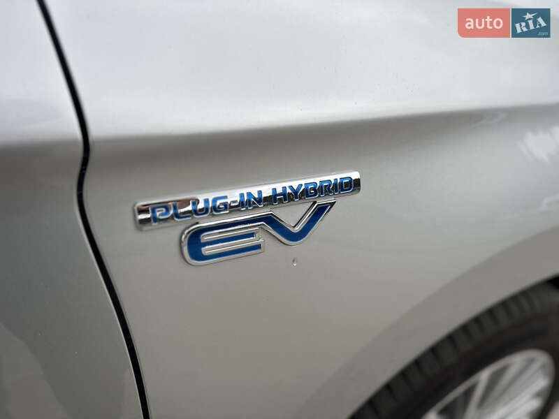 Внедорожник / Кроссовер Mitsubishi Outlander 2020 в Киеве