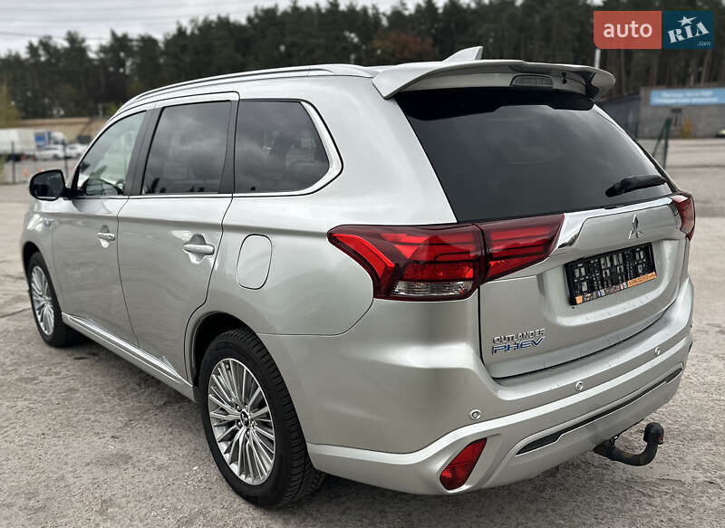 Внедорожник / Кроссовер Mitsubishi Outlander 2020 в Киеве