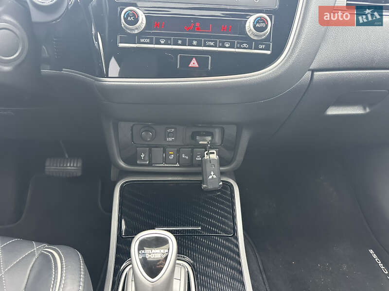 Внедорожник / Кроссовер Mitsubishi Outlander 2020 в Киеве