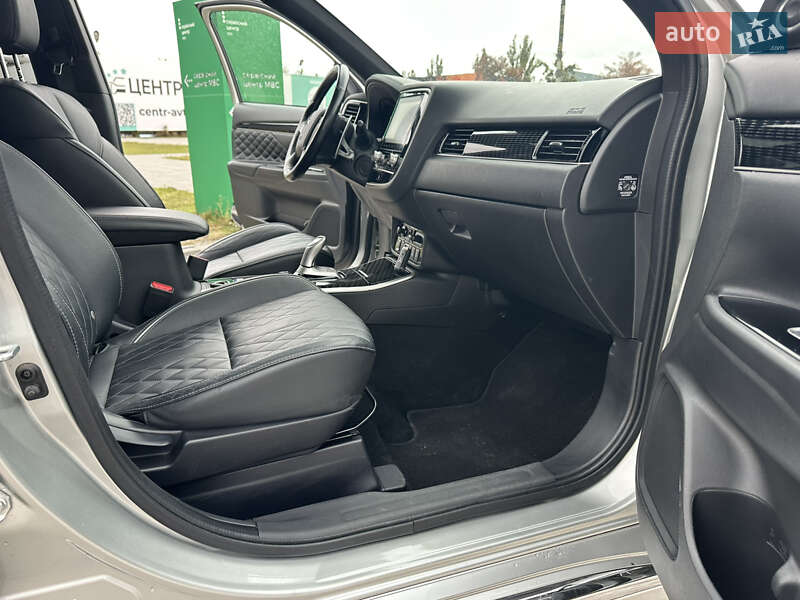 Внедорожник / Кроссовер Mitsubishi Outlander 2020 в Киеве