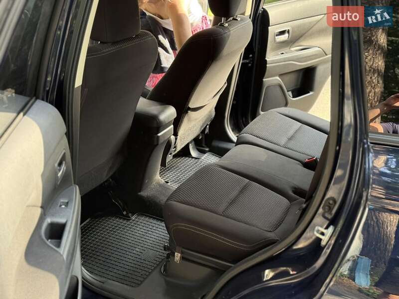 Внедорожник / Кроссовер Mitsubishi Outlander 2017 в Новояворовске фото 17 Внедорожник / Кроссовер Mitsubishi Outlander 2017 в Новояворовске