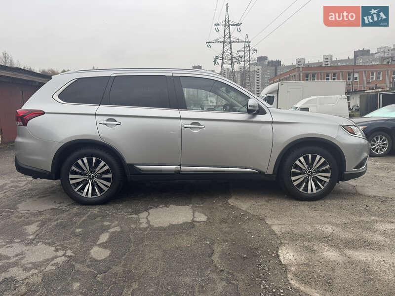 Внедорожник / Кроссовер Mitsubishi Outlander 2019 в Киеве