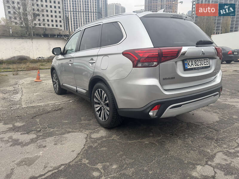 Внедорожник / Кроссовер Mitsubishi Outlander 2019 в Киеве