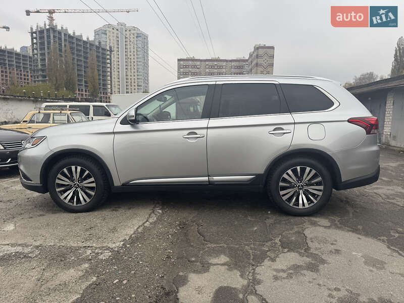 Внедорожник / Кроссовер Mitsubishi Outlander 2019 в Киеве