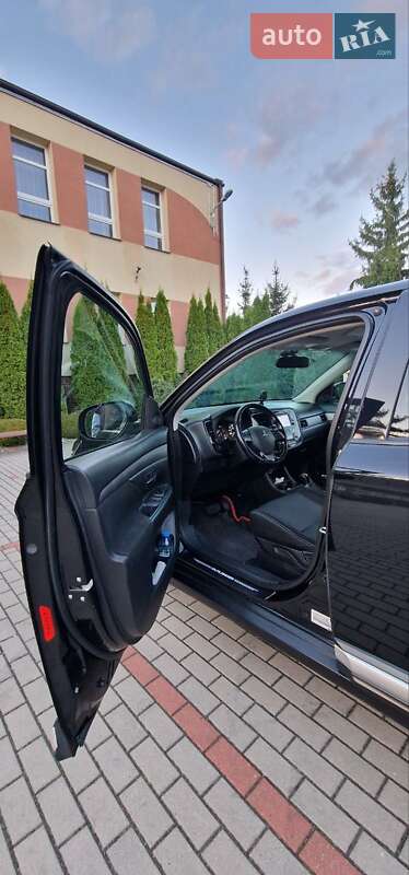 Внедорожник / Кроссовер Mitsubishi Outlander 2016 в Шептицькому