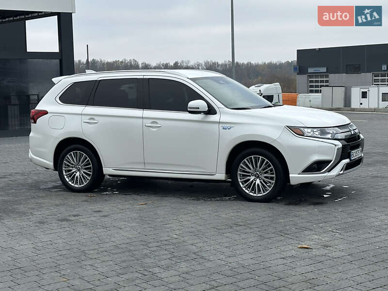 Внедорожник / Кроссовер Mitsubishi Outlander 2021 в Львове
